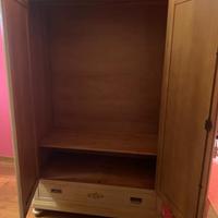 Armadio decorato in legno