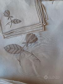 Tovaglia da tavola color ecru' in lino ricamata a
