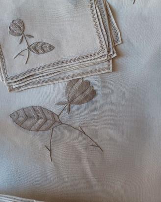 Tovaglia da tavola color ecru' in lino ricamata a