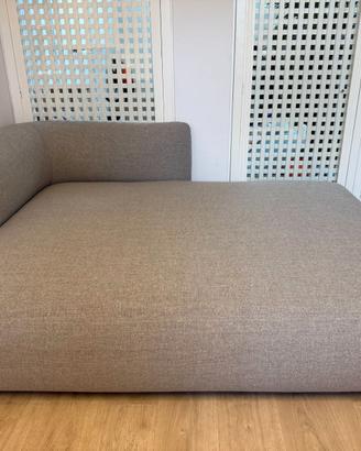 Divanetto grigio di MDF