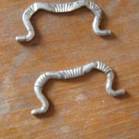 2 vecchie maniglie in ferro senza piastrina e vite