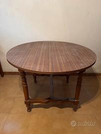 Tavolo di legno allungabile