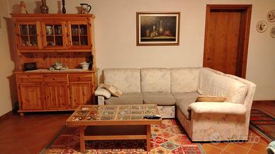 tavolo, sedie e panca con credenza per taverne. 