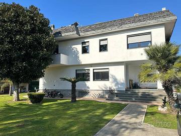 Villa di 658 m² con più di 5 locali a Giugliano in