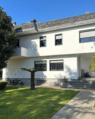 Villa di 658 m² con più di 5 locali a Giugliano in