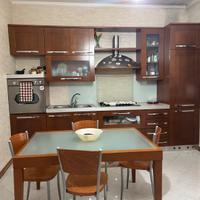 Cucina e tavolo con sedie