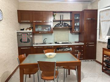 Cucina e tavolo con sedie