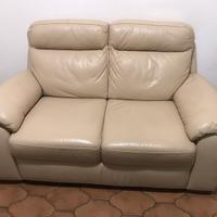 Divano in Vera Pelle beige 2 posti comodi.