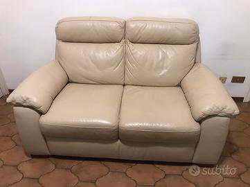Divano in Vera Pelle beige 2 posti comodi.