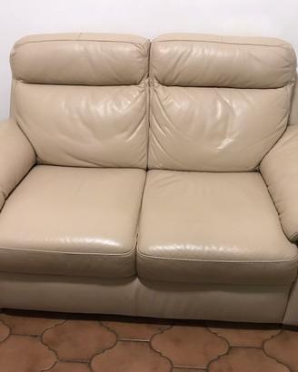 Divano in Vera Pelle beige 2 posti comodi.