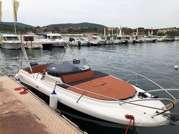 Barca a motore motoscafo