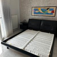 Letto matrimoniale in pelle nera