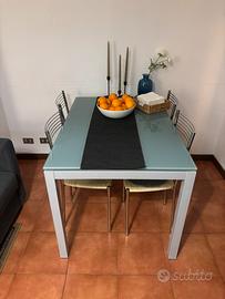 Tavolo Ikea allungabile + 4 sedie - €60 Milano