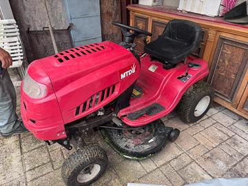 Trattorino tagliaerba MTD