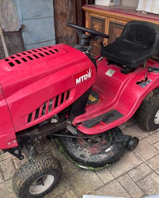 Trattorino tagliaerba MTD