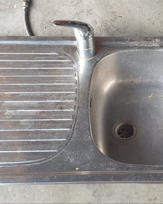lavabo cucina acciaio con rubinetto 