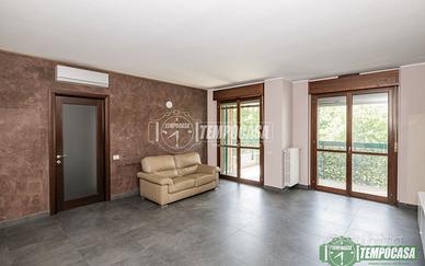 Tre locali con doppi servizi e box.