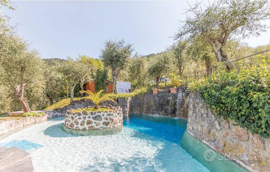 Rustico / Casale di 180 m² con più di 5 locali a C - Vista 2