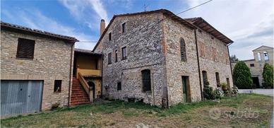 TODI PORZIONE DI FABBRICATO CON ANNESSI