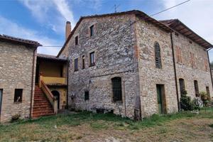 TODI PORZIONE DI FABBRICATO CON ANNESSI