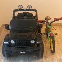 Macchina elettrica jeep Renegade e bicicletta