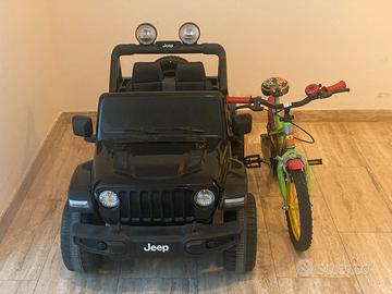 Macchina elettrica jeep Renegade e bicicletta