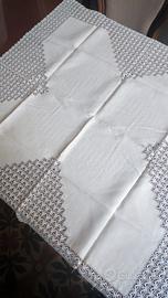 Tovaglia in lino ed uncinetto