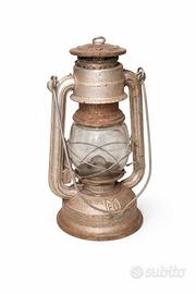 Lanterna a petrolio vintage in metallo e vetro 