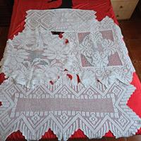 centri tavola e centrini lavorati all'uncinetto