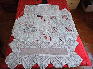 centri tavola e centrini lavorati all'uncinetto