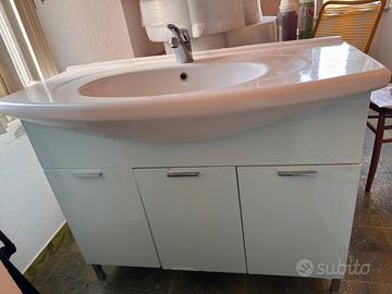 Lavandino con mobiletto e specchio