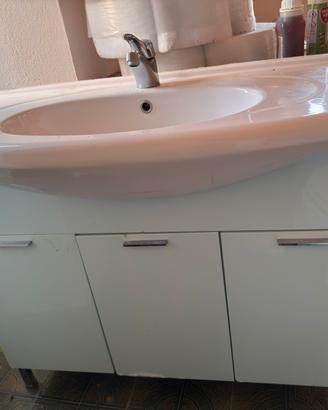 Lavandino con mobiletto e specchio
