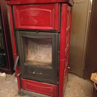 Stufa a legna in maiolica e focolare in ghisa