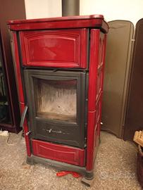 Stufa a legna in maiolica e focolare in ghisa