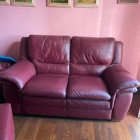 Divano in pelle bordeaux con poggiapiedi