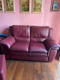 Divano in pelle bordeaux con poggiapiedi