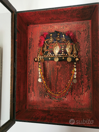 Copricapo akha boho cerimoniale Thai in bacheca