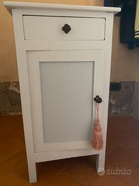 Comodino antico restaurato e verniciato