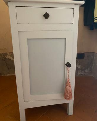 Comodino antico restaurato e verniciato