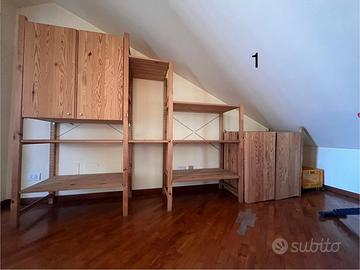 Mobili in legno e divani-letto IKEA