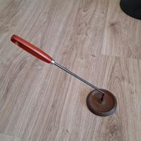 Antico spegnimoccolo vintage in ghisa e legno