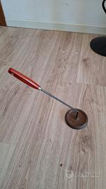 Antico spegnimoccolo vintage in ghisa e legno