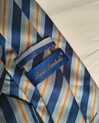 Elegante cravatta a righe con un design raffinato.
