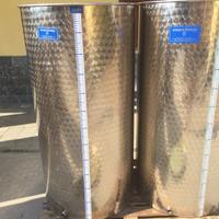 Contenitori in acciaio inox per il vino nuovi
