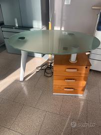 Tavolo in vetro e legno