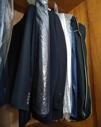 Abiti da uomo,  30 giacche, pantaloni 