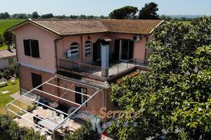 Casale con terreno e fotovoltaico