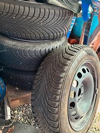 Gomme Pirelli invernali 205 55 R16 con cerchi