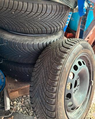 Gomme Pirelli invernali 205 55 R16 con cerchi