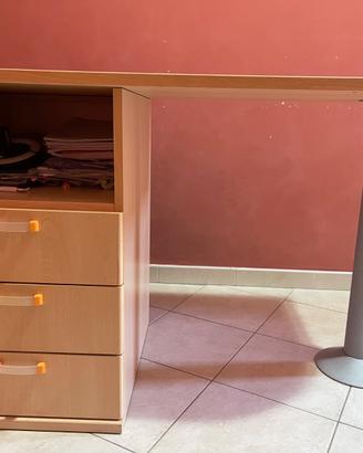 Scrivania in legno chiaro